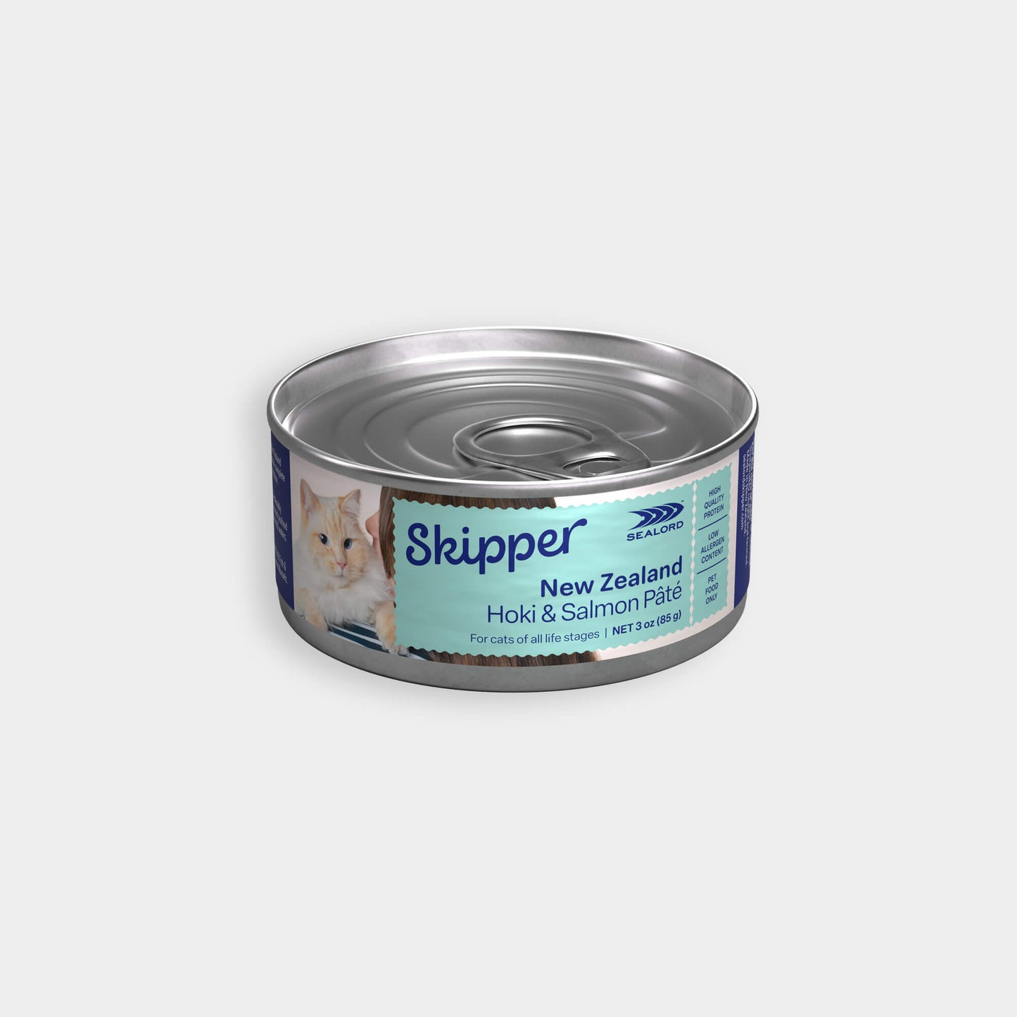 Can of Skipper New Zealand Hoki & Salmon Pate cat food on a light gray background