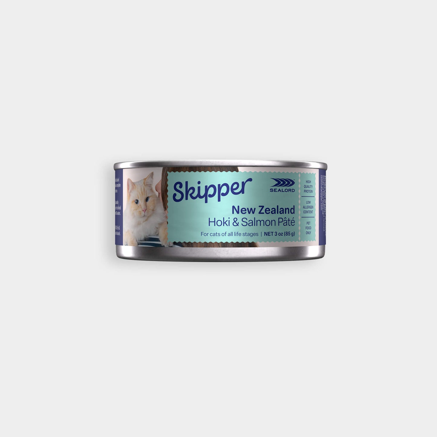 Can of Skipper New Zealand Hoki & Salmon Pate cat food on a white background